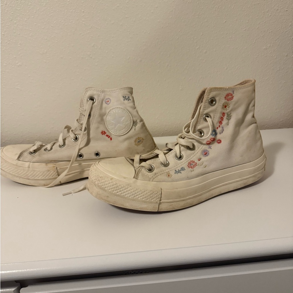 Embroidered High-Top women’s converse